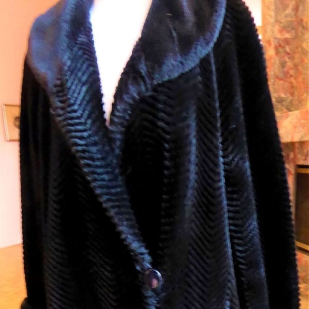 .VINTAGE 1980 FABULOUS BLACK SWIRL FAUX FUR COAT